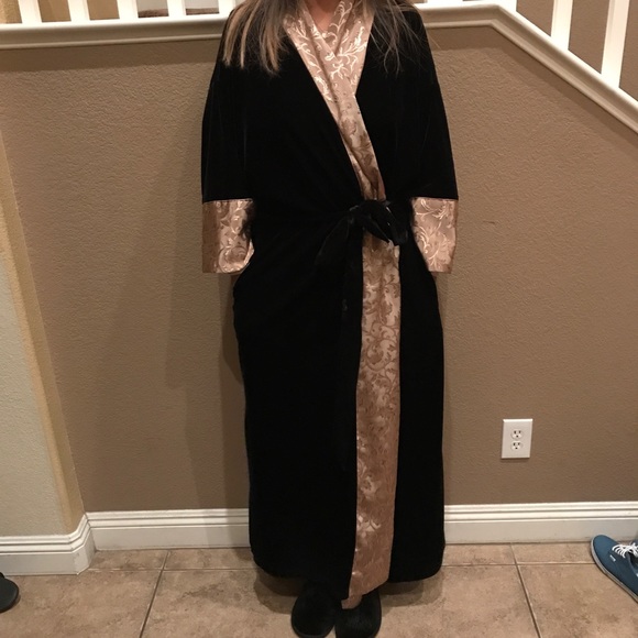 Delicates Long Black Velvet Robe with Gold Accents Sz.Large - Picture 4 of 5